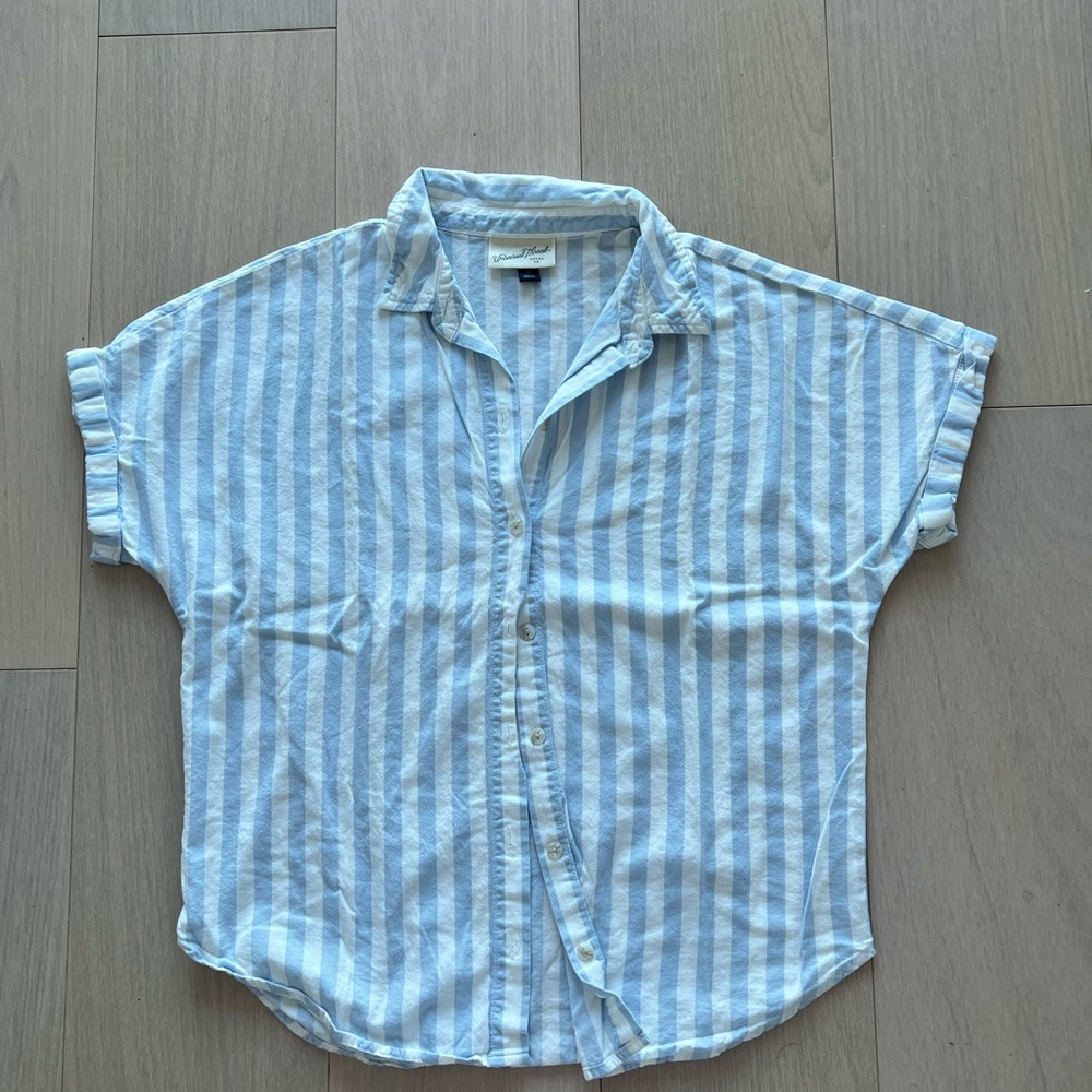 Universal Thread Women’s Light Blue and White Striped Shortsleeved Casual Shirt